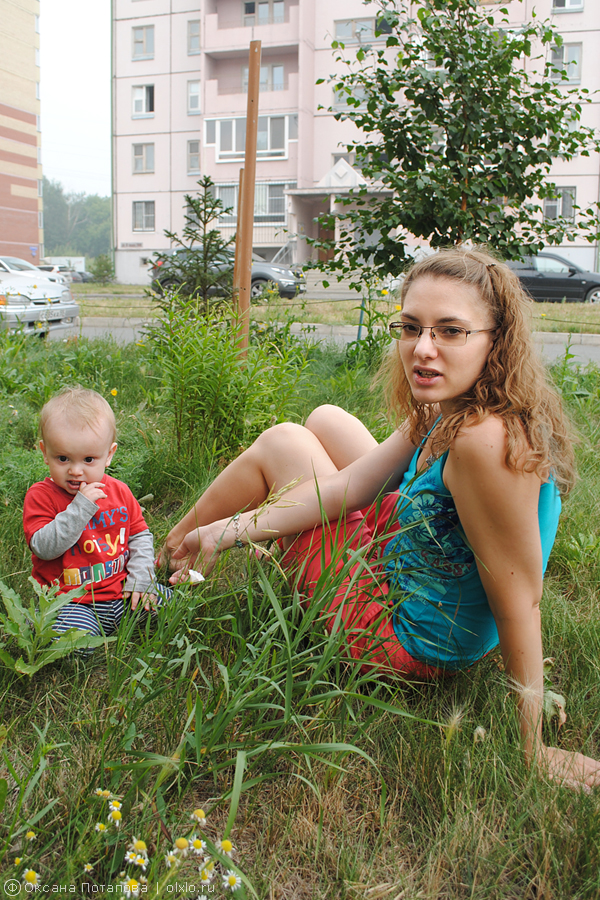 С мамой на траве